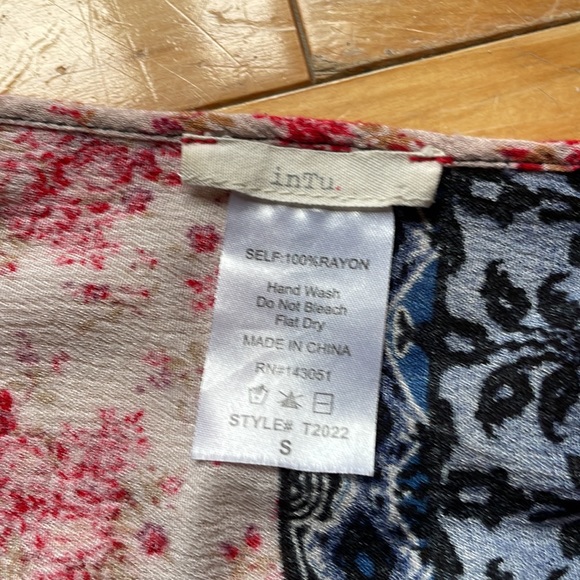 inTu small 1/2 sleeve crop top - Picture 3 of 3